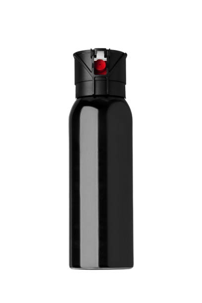 una puede de spray de pimienta para defensa propia aislada sobre fondo blanco - pulverizador de pimienta fotografías e imágenes de stock