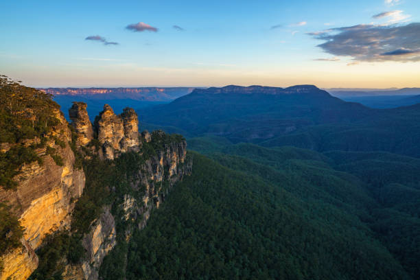istock sunset at three sisters lookout, blue mountains, australia 32 1142038140
