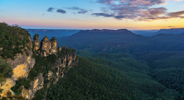 istock sunset at three sisters lookout, blue mountains, australia 53 1142040074