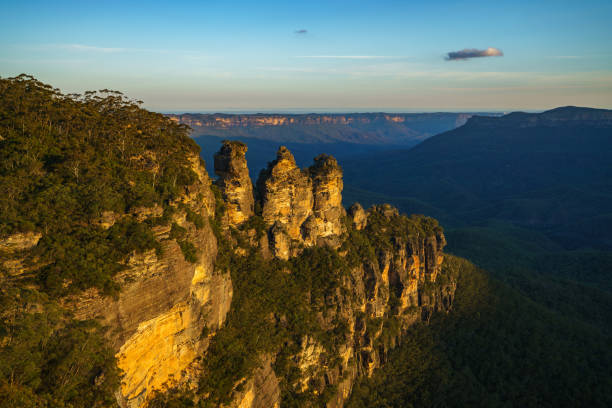 istock sunset at three sisters lookout, blue mountains, australia 9 1142040777