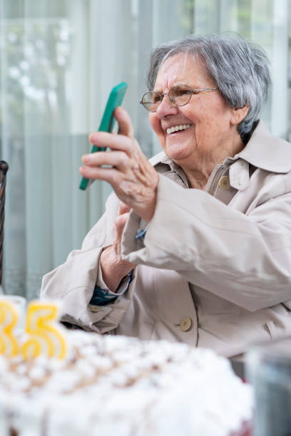 할머니는 그녀의 생일을 맞는다. - long life cake birthday cake grandparent 뉴스 사진 이미지