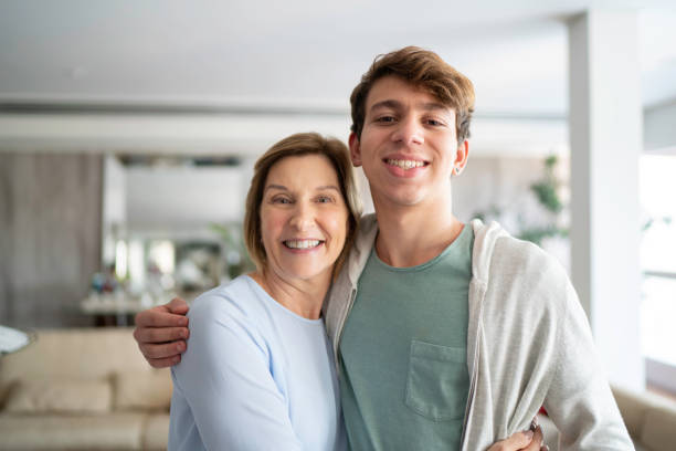 portrait de petit-fils avec grand-mère - parent teenager caucasian teenage boys photos et images de collection