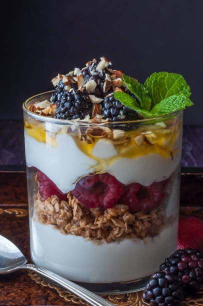 parfait grego do yogurt - jar oatmeal granola glass - fotografias e filmes do acervo