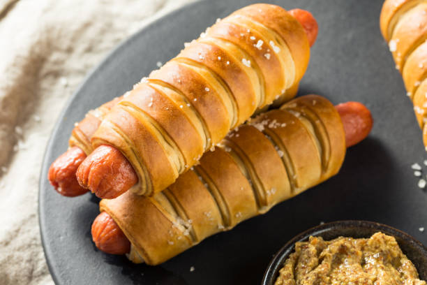 自家製プレッツェルラップホットドッグ - blanket pig hot dog sausage ストックフォトと画像