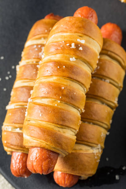自家製プレッツェルラップホットドッグ - blanket pig hot dog sausage ストックフォトと画像