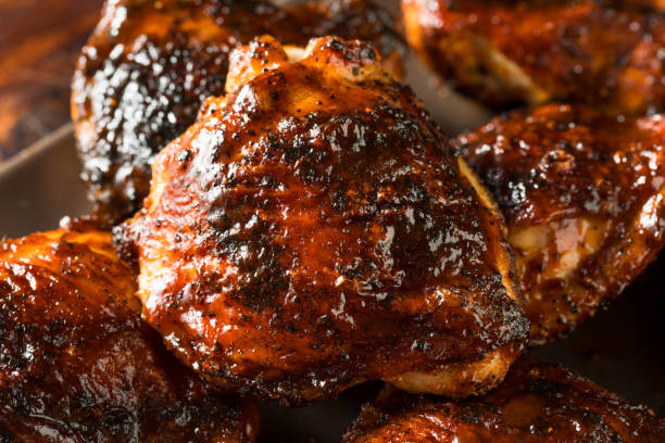 casero de pollo asado barbacoa muslos - barbecue chicken fotografías e imágenes de stock