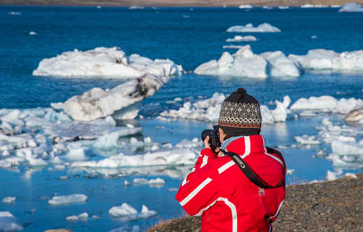 Jokulsarlon Iceland - Oktober 7. 2018: Woman photographer taking photos using a Canon Camera