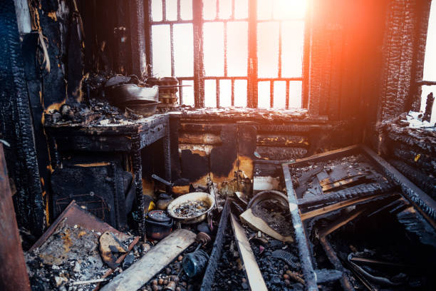 interior queimado da casa. cozinha queimada, restos de móveis em fuligem preto - house fire - fotografias e filmes do acervo