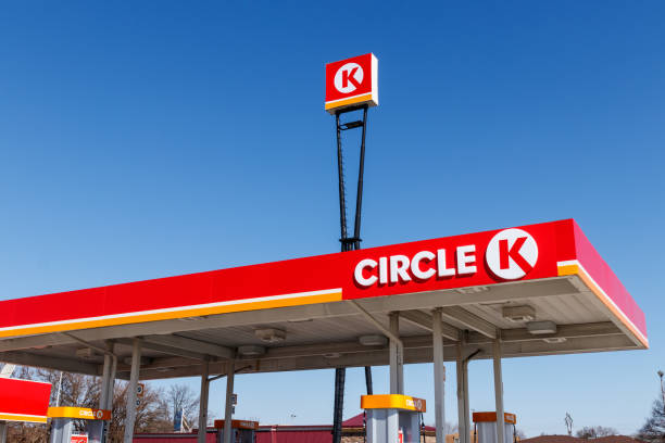 kreis k einzelhandels-tankstellenstandort. circle k ist eine tochtergesellschaft von alimentation couche-tard und hat seinen sitz in quebec i - letter k stock-fotos und bilder