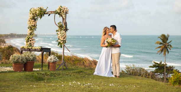 열 대 해변에서의 elopement 웨딩 - wedding beach honeymoon bride 뉴스 사진 이미지