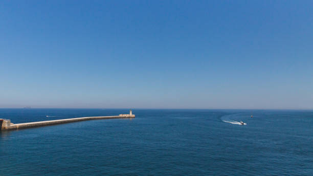 farol do st. elmo sobre a água em valletta, malta - st elmo - fotografias e filmes do acervo