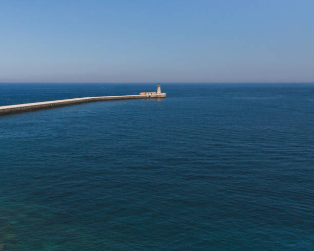 st. elmo faro sobre el agua en la valeta, malta - st elmo fotografías e imágenes de stock