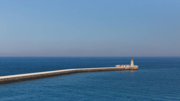 farol do st. elmo sobre a água em valletta, malta - st elmo - fotografias e filmes do acervo