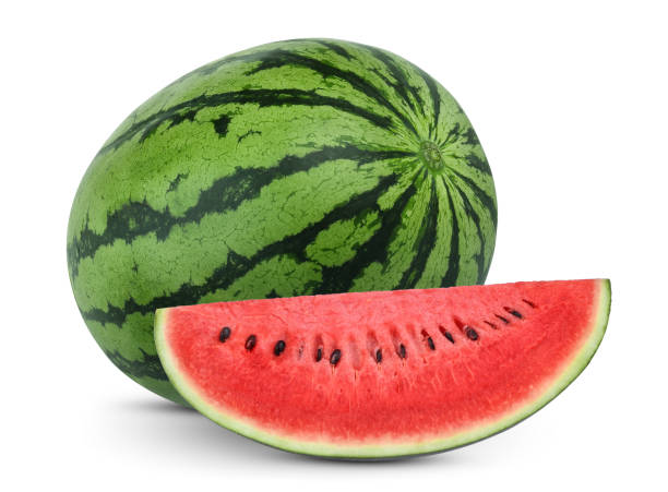enteros y rebanadas de fruta de sandía aislada sobre fondo blanco - watermelon fotografías e imágenes de stock