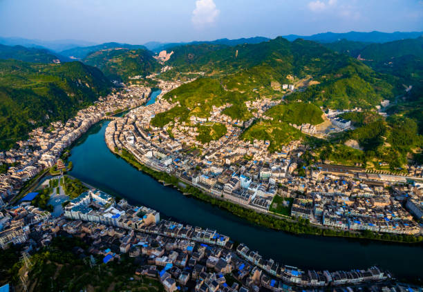 Aerial shot di case tradizionali e ponte sul fiume Wuyang,Guizhou,Cina. - foto stock