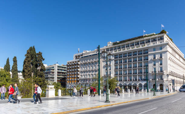 athènes grèce, centre ville, hôtel grande bretagne à la place syntagma par une journée ensoleillée - syntagma square photos et images de collection