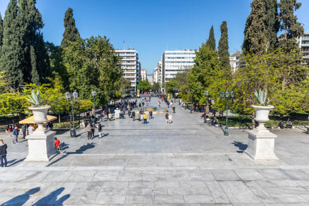 athènes grèce, les gens à la place syntagma dans une journée ensoleillée - syntagma square photos et images de collection