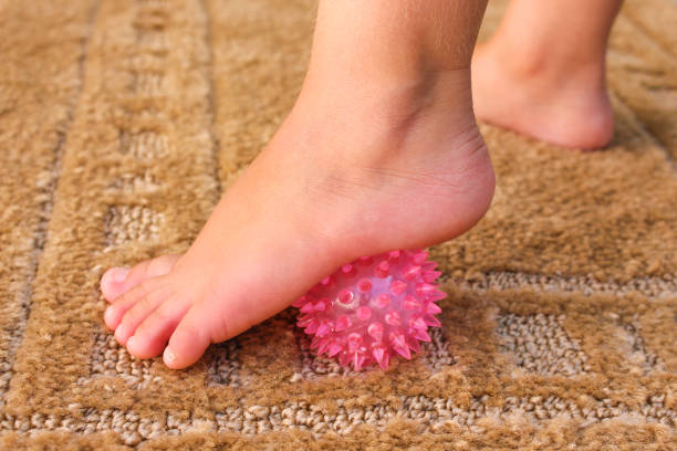 les enfants font l’exercice pour la bille de massage de pied - massage ball photos et images de collection