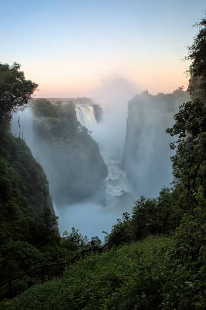 en regardant vers l’est dans les chutes victoria, zimbabwe. - victoria falls waterfall zimbabwe zambia photos et images de collection