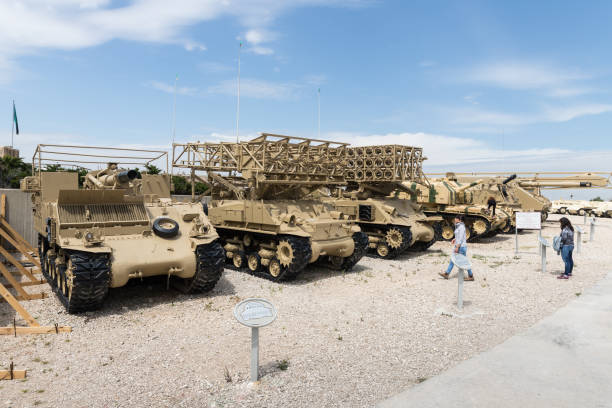 pojazdy inżynieryjne znajdują się na miejscu pamięci w pobliżu muzeum korpusu pancernego w latrun, izrael - latrun zdjęcia i obrazy z banku zdjęć