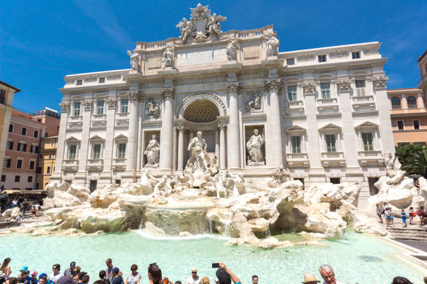 イタリア・ローマのトレビの泉 (トレビ・ディ・トレヴィ) を訪れる人々 - trevi fountain rome fountain panoramic ストックフォトと画像