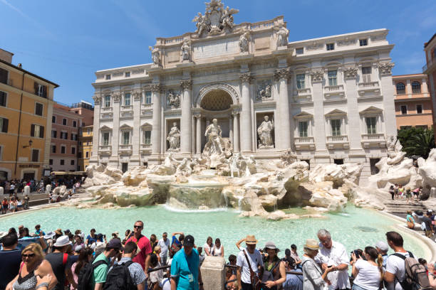 イタリア・ローマのトレビの泉 (トレビ・ディ・トレヴィ) を訪れる人々 - trevi fountain rome fountain panoramic ストックフォトと画像