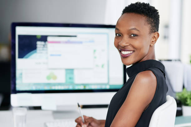 möchten sie sehen, woran ich arbeite? - businesswoman using computer computer monitor women stock-fotos und bilder