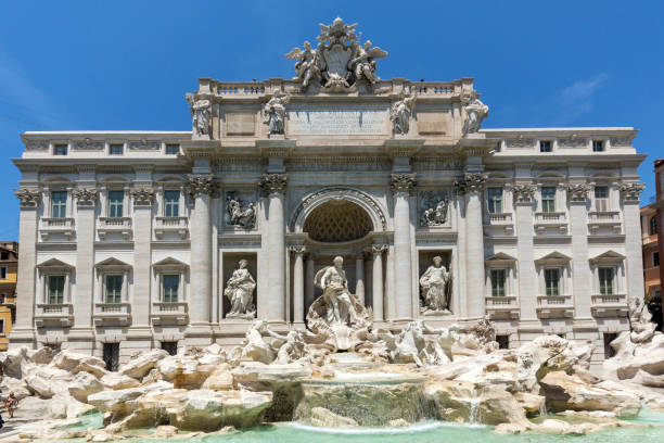 イタリア・ローマのトレビの泉 (トレビ・ディ・トレヴィ) を訪れる人々 - trevi fountain rome fountain panoramic ストックフォトと画像