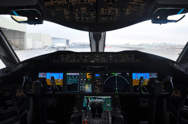 leeres flugdeck eines 787 dreamliners tagsüber. cockpit. - airplane electronics industry air vehicle cockpit stock-fotos und bilder