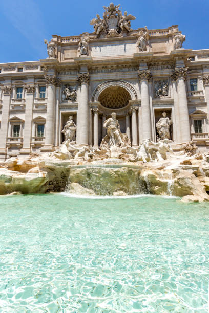 イタリア・ローマのトレビの泉 (トレビ・ディ・トレヴィ) を訪れる人々 - trevi fountain rome fountain panoramic ストックフォトと画像