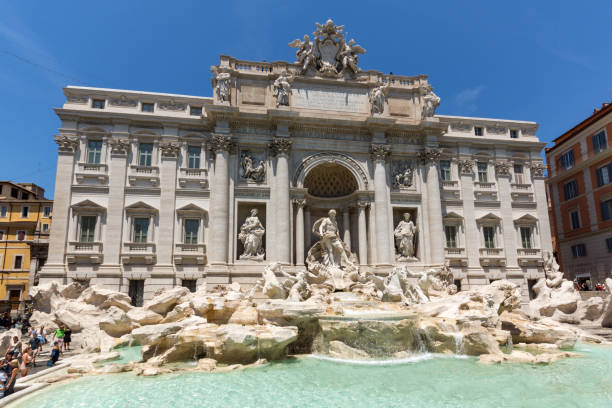 イタリア・ローマのトレビの泉 (トレビ・ディ・トレヴィ) を訪れる人々 - trevi fountain rome fountain panoramic ストックフォトと画像