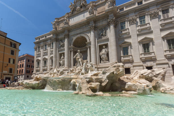 イタリア・ローマのトレビの泉 (トレビ・ディ・トレヴィ) を訪れる人々 - trevi fountain rome fountain panoramic ストックフォトと画像