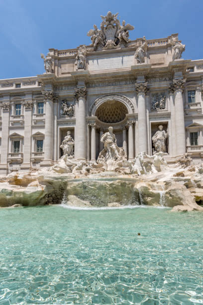 イタリア・ローマのトレビの泉 (トレビ・ディ・トレヴィ) を訪れる人々 - trevi fountain rome fountain panoramic ストックフォトと画像