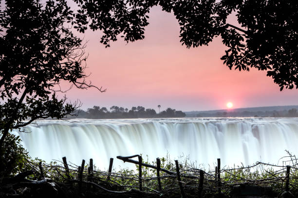le soleil se lève sur les chutes victoria, au zimbabwe. - victoria falls waterfall zimbabwe zambia photos et images de collection