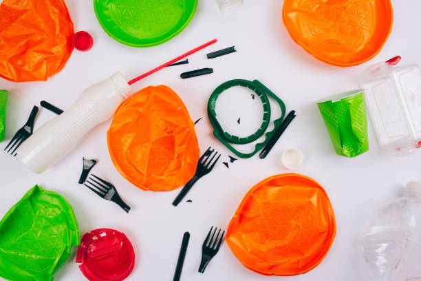 Be plastic free. Save ecology. Broken single-use colorful different plates, forks, cups, bottle, straw, lids on white background. New rules to reduce plastic waste, EU directive. Plastic pollution concept. Top view sea libre de plástico. ahorre ecología. placas de colores de un solo uso rotas, tenedores, tazas, botella, paja, tapas sobre fondo blanco. nuevas normas para reducir los desechos plásticos, directiva de la ue. concepto de contaminación plástica. vista