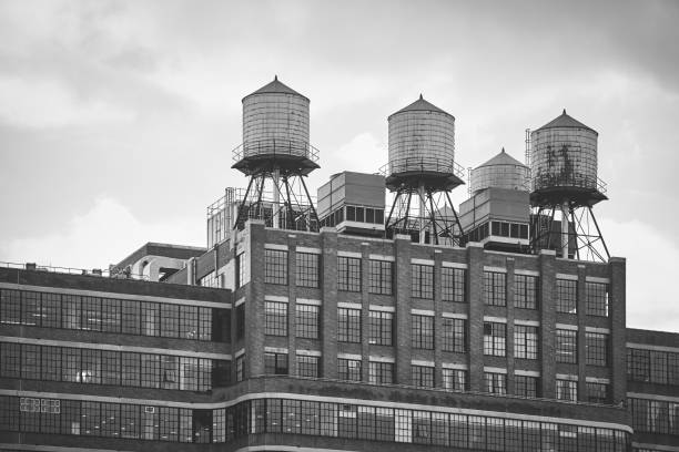 torres de água em um telhado do edifício, new york. - new york city black and white city looking at view - fotografias e filmes do acervo