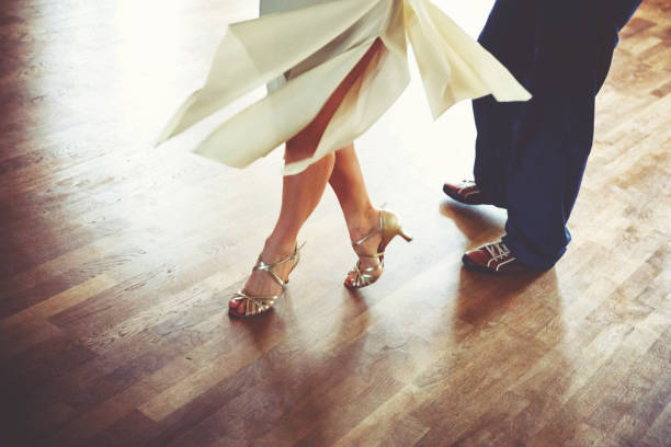 coppia danzante nella sala da ballo leggera - dance shoes foto e immagini stock