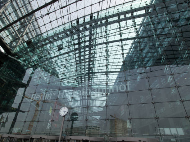 l'ingresso della stazione centrale di berlino - central berlin foto e immagini stock