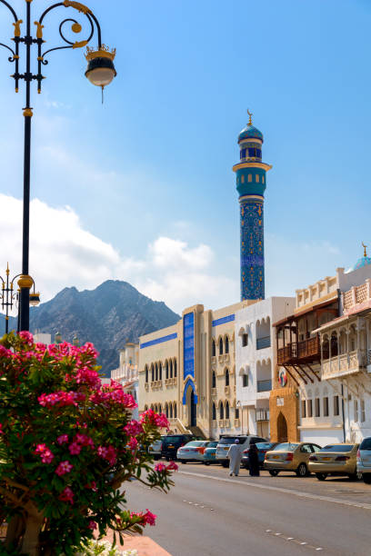 al bahri road im maskat - oman z kwiatami i walkong starszą parą. meczet masjida al rasoola - old men car vertical zdjęcia i obrazy z banku zdjęć