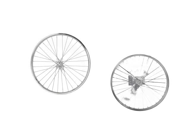 roues de vélo séparées - uncoordinated photos et images de collection
