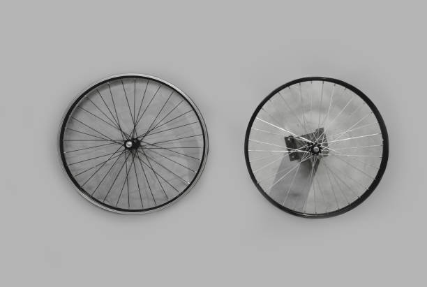 분리 된 자전거 바퀴 - uncoordinated 뉴스 사진 이미지