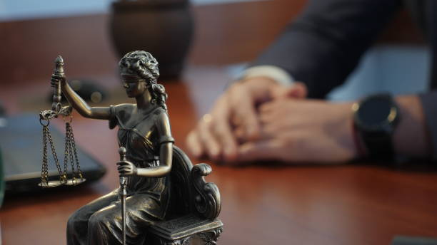 Lady justice or Iustitia the Roman goddess of Justice Statue of justice on the table against the background of the hand gestures of a man, a lawyer or a judge criminal stock pictures, royalty-free photos & images