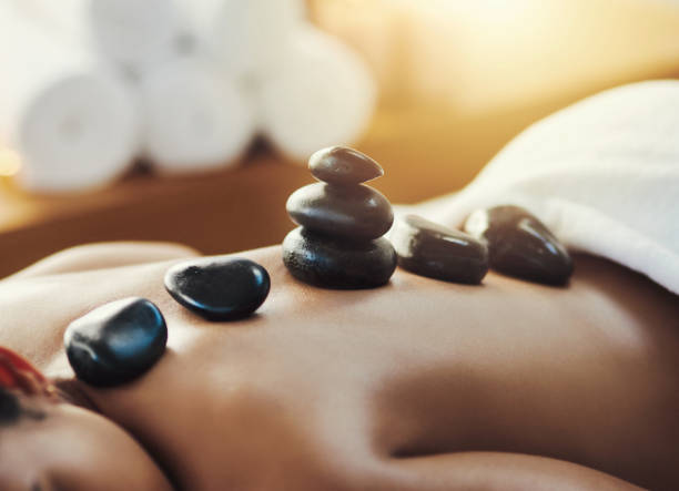 restaura el equilibrio en tu vida con una visita al spa - massaging spa treatment health spa lastone therapy fotografías e imágenes de stock