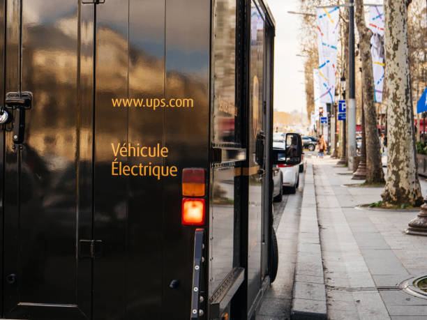 vue arrière du fourgon électrique d’ups colis stationné ville paris - united parcel service truck shipping delivering photos et images de collection