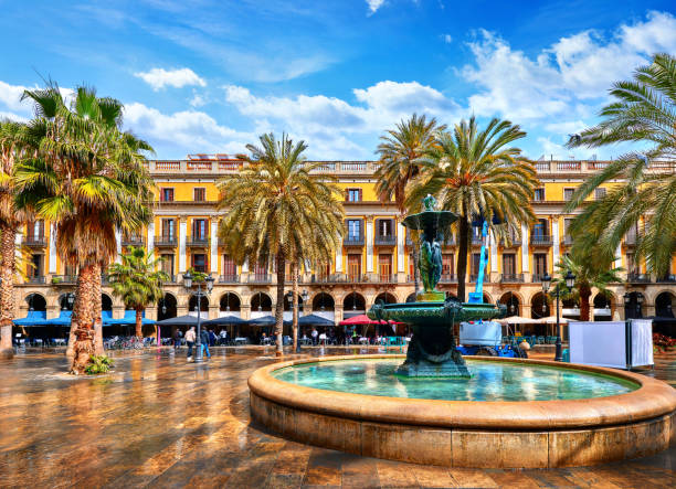 quartier royal à barcelone, espagne avec fontaine - color image built structure town cityscape photos et images de collection