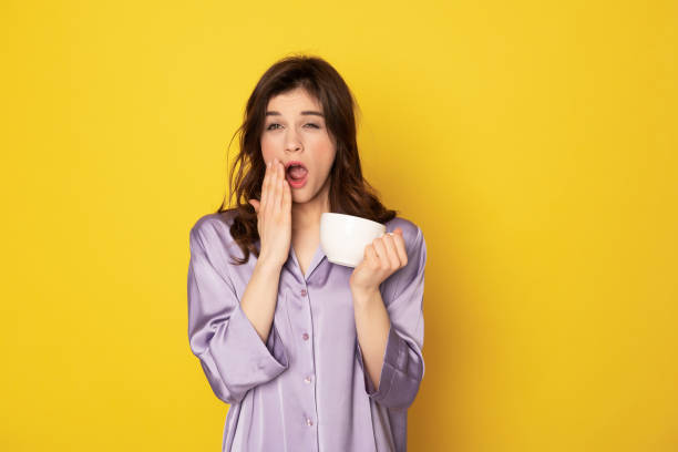 ragazza assonna con tazza di caffè sbadigliante - yawning women drink coffee cup foto e immagini stock