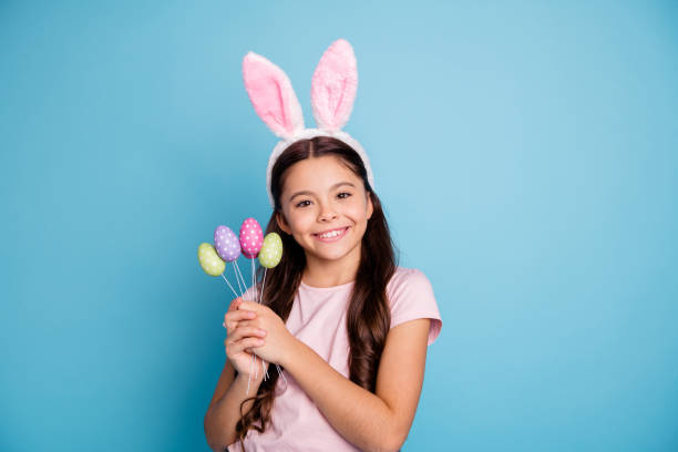 retrato da foto do close up de encantador com sorriso dos dentes que radiante a menina caucasiano branca na coleção delicada macia cor-de-rosa da terra arrendada do t-shirt no ofício handmade diy ovos de easter nas mãos - face paint child paint rabbit - fotografias e filmes do acervo