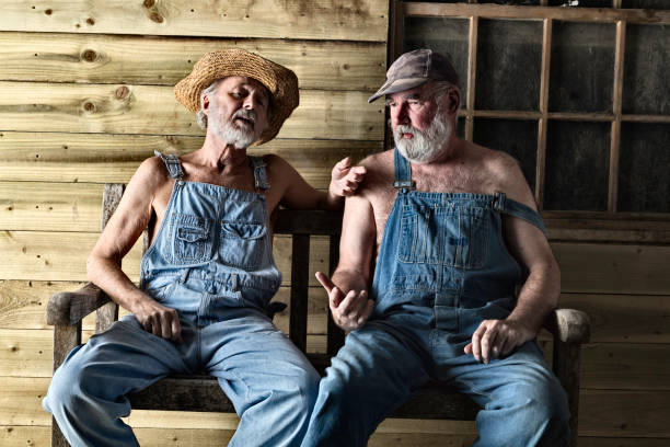 zwei ältere hillbillies klatschen - hinterwäldler stock-fotos und bilder