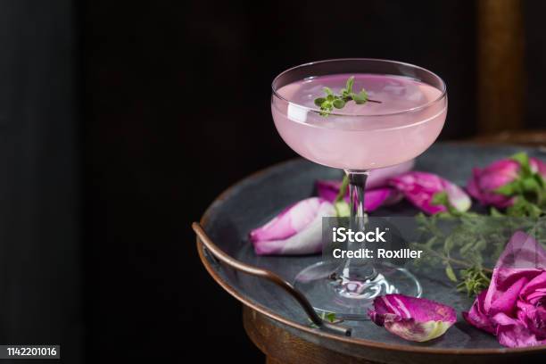 Licht Roze Roos Cocktail Stockfoto en meer beelden van Cocktail - Cocktail, Gin, Bloem - Plant