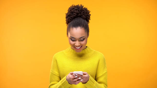 mulher de sorriso do african-american que conversa no smartphone, tecnologia moderna, app - call us - fotografias e filmes do acervo